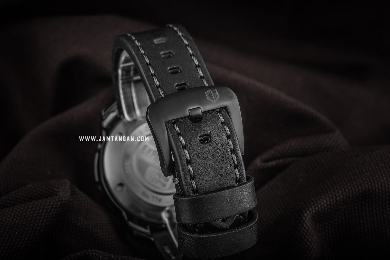 Expedition E 6761 MC LIPBA Chronograph Men Grey Dial Black Leather Strap Machtwatch